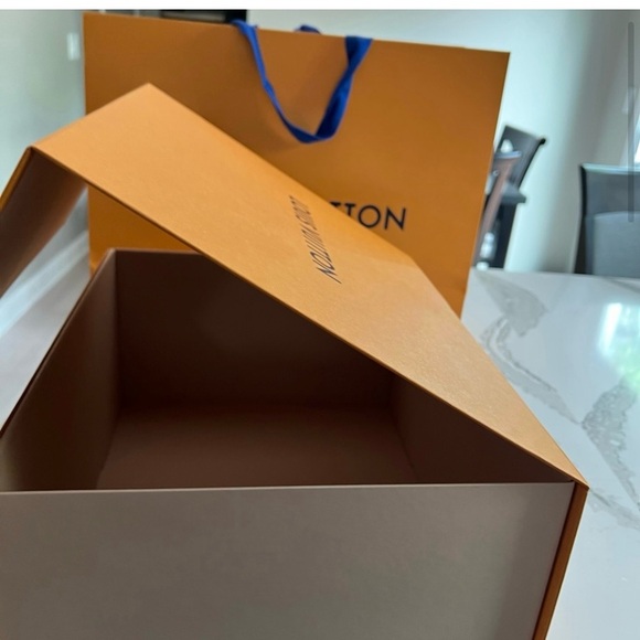 Louis Vuitton Large Gift Box with Magnetic Close & Empty Gift Bag. Exc cond. - Picture 8 of 10